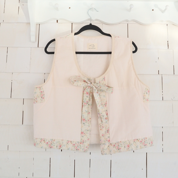 Upcycled Patchwork Quilt Floral Trim White Vest M • L • XL - Picture 3 of 6